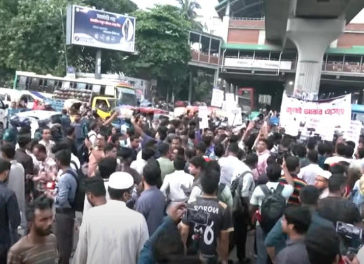 পিএসসি সংস্কারের দাবিতে শাহবাগ ব্লকেড, পুলিশের সঙ্গে হাতাহাতি